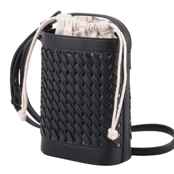 🖤🖤NWT- ADORABLE BLACK WOVEN BUCKET CROSSBODY W/ INTERIOR DRAWSTRING BAG🖤🖤 - Picture 2 of 14